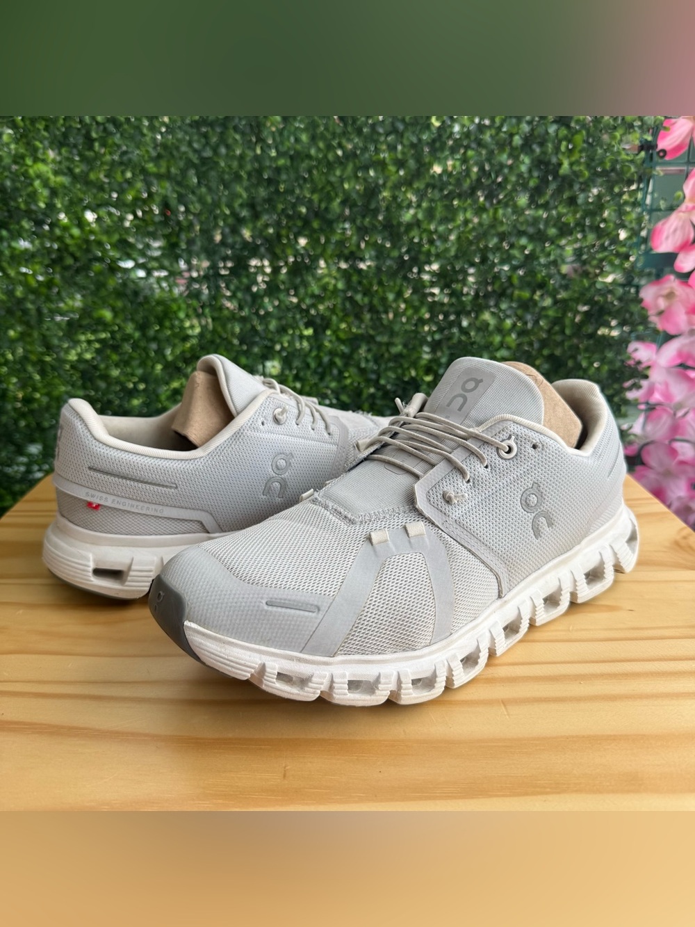 On Cloud 5 Men’s 9.5 Gray White Running Shoes Swiss Engineering